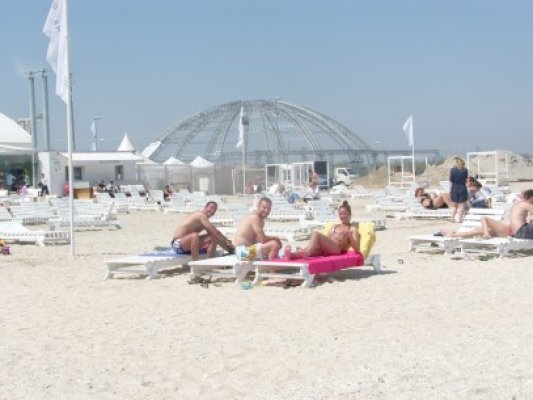 Turiştii au început să intre în apa mării. Foişoarele salvamarilor sunt tot goale